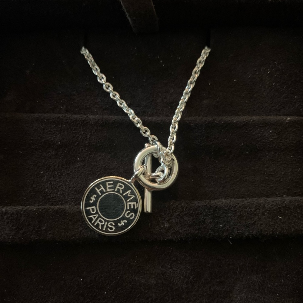 Hermès necklace in sterling silver with pendant
